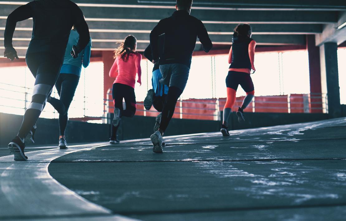 Plusieurs personnes qui font de la course à pied
