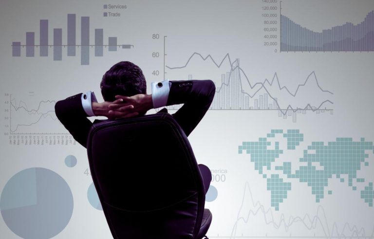 Un investisseur qui regarde différentes courbes