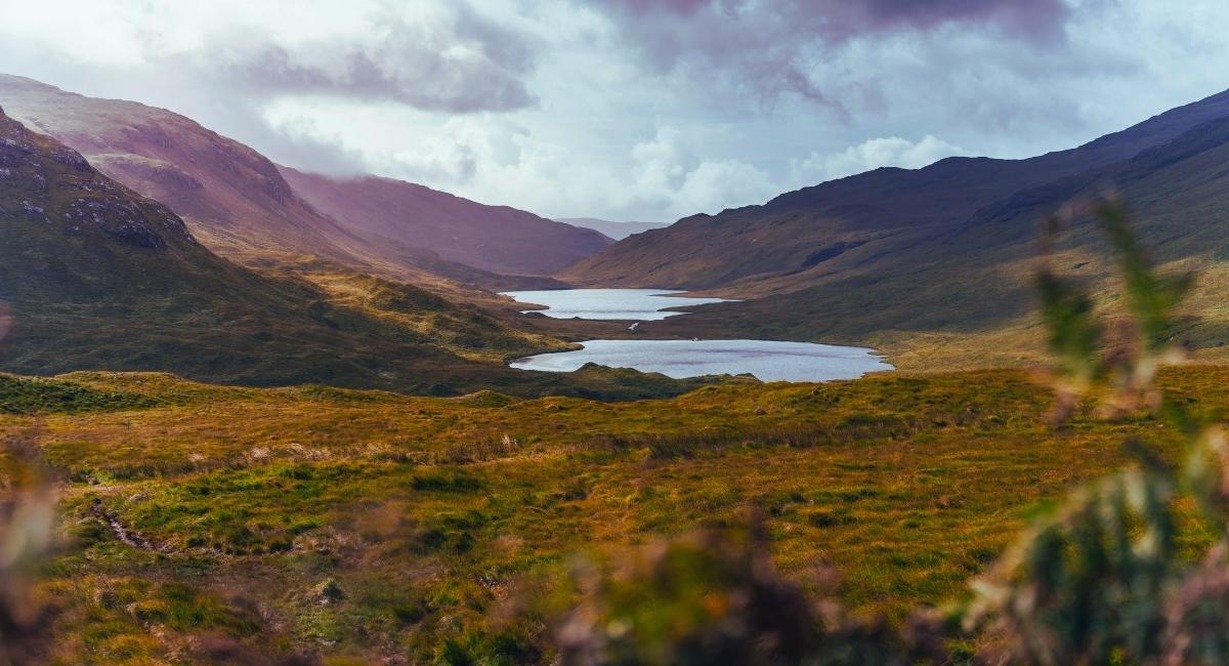 Paysage des Highlands écossais avec lac dans un cadre naturel