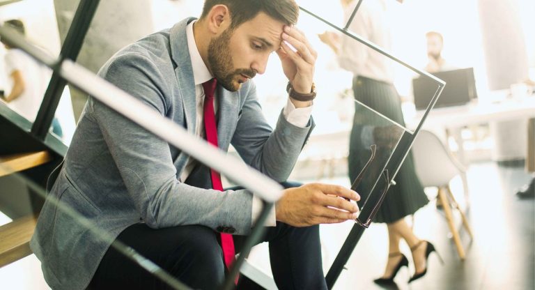 Personne en état d'épuisement total illustrant le burn out autistique