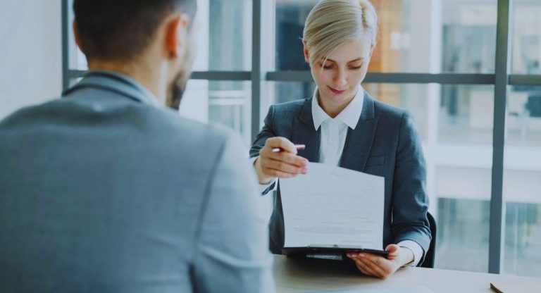 Réunion professionnelle avec révision de contrat de travail en bureau