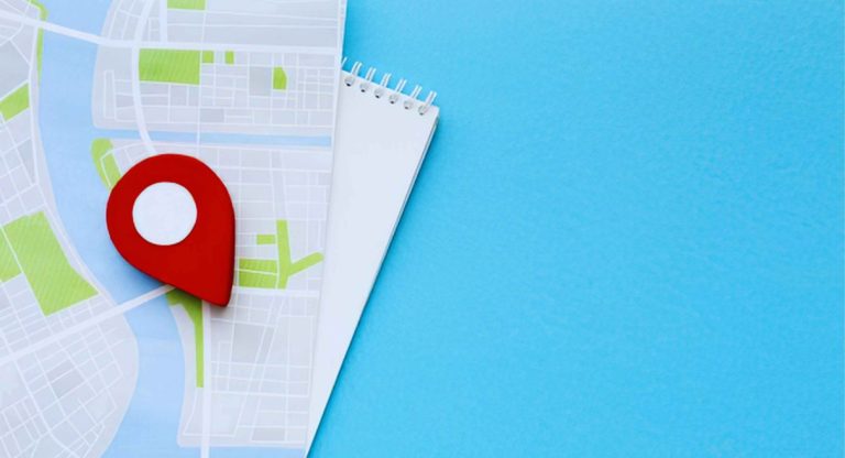 Épingle rouge sur une carte avec un cahier pour le SEO local