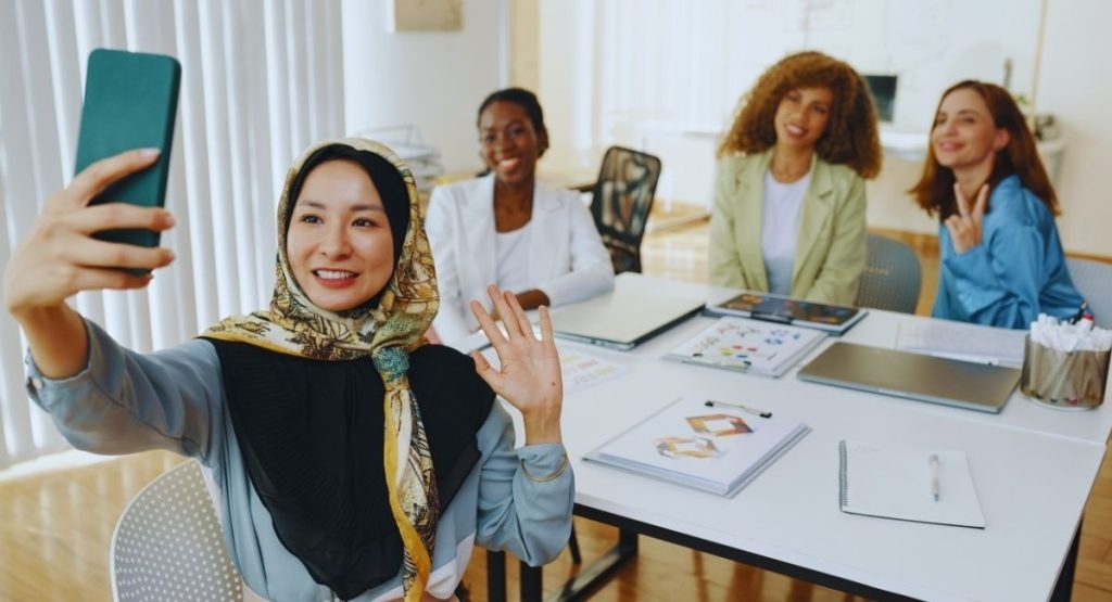 Équipe multiculturelle souriante lors d'une réunion de bureau