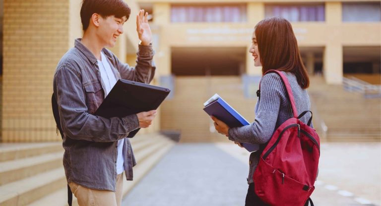 Deux étudiants discutant de la préparation à un examen en université