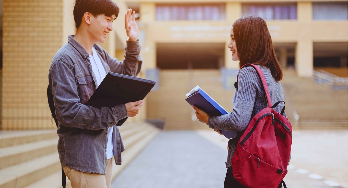 Deux étudiants discutant de la préparation à un examen en université