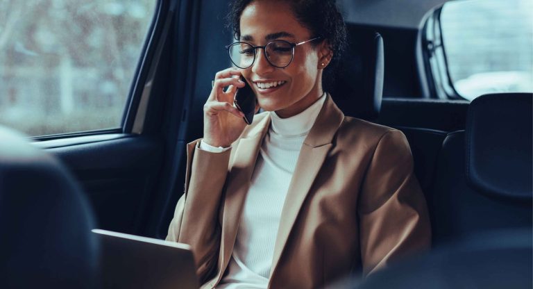 Femme d'affaires travaillant dans un taxi en chemin vers le bureau