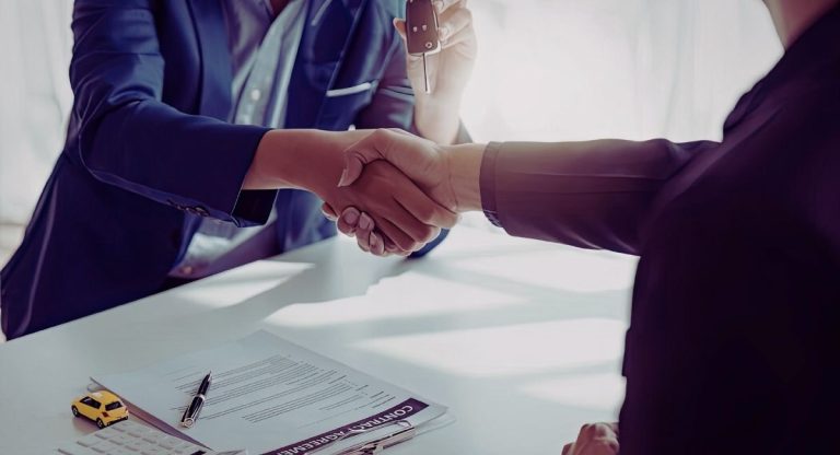 Poignée de main lors de la signature d'un contrat immobilier pour négocier les frais de notaire