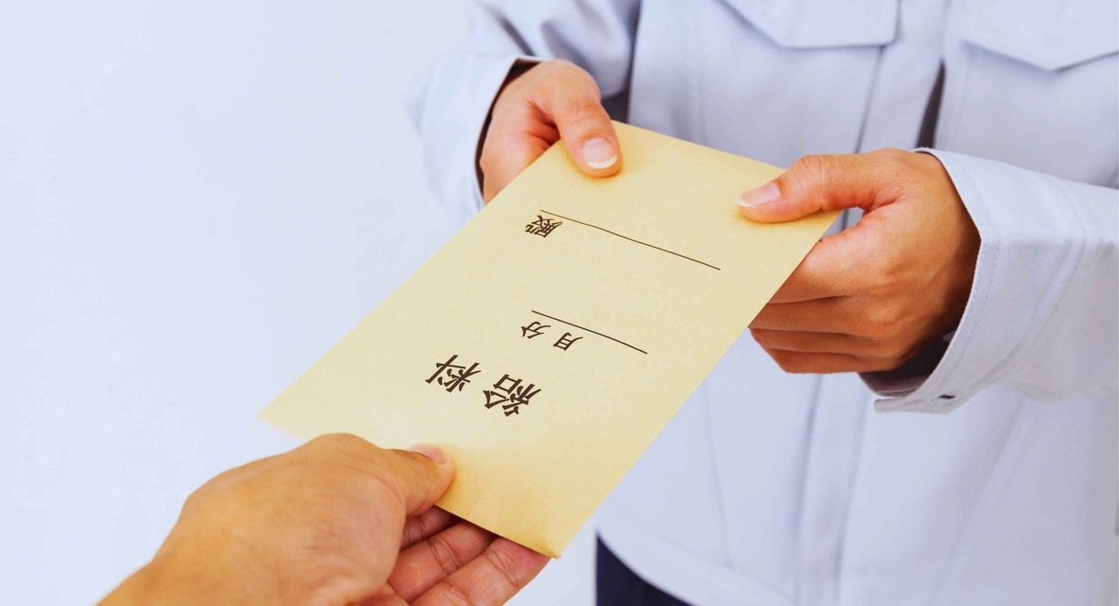 main recevant cheque salaire