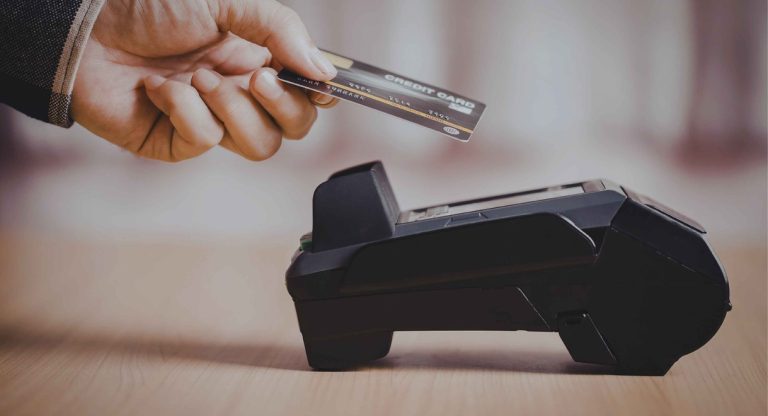 Paiement par carte sur un terminal bancaire en magasin