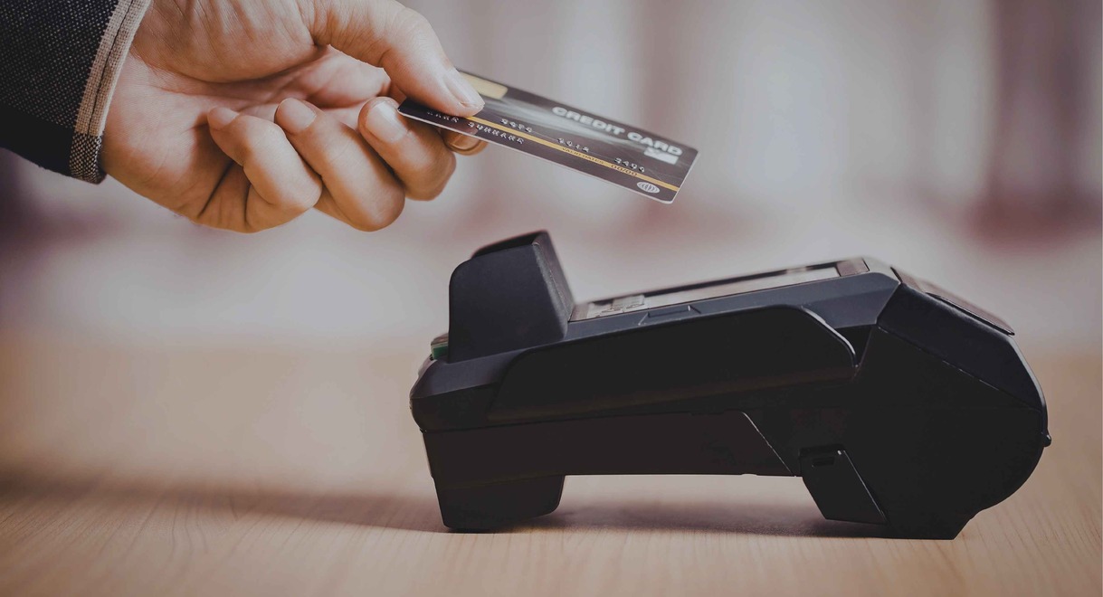 Paiement par carte sur un terminal bancaire en magasin