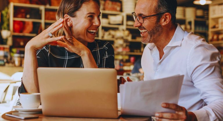 Personnes souriantes travaillant dans un café coworking