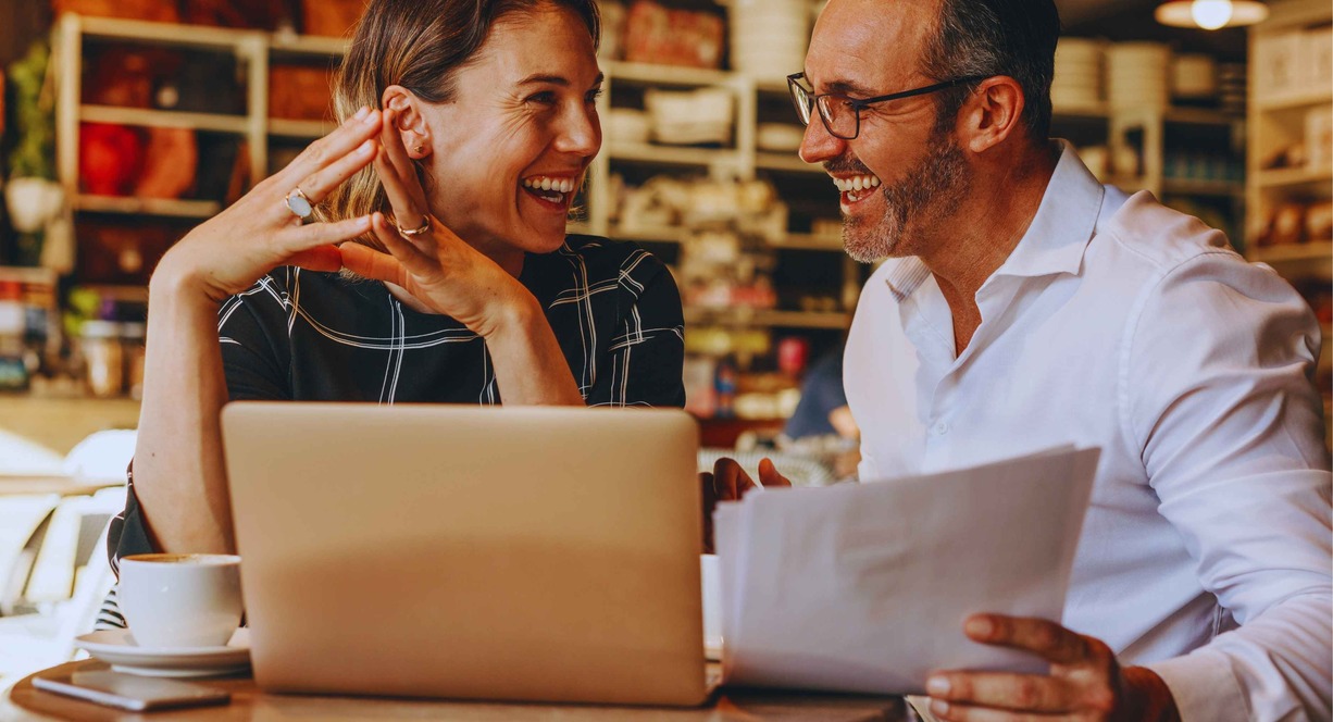Personnes souriantes travaillant dans un café coworking
