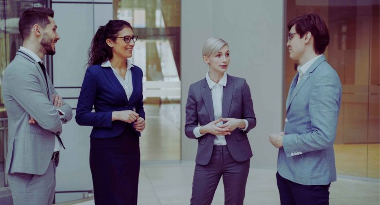 Professionnels discutant dans le lobby d'une entreprise coopérative