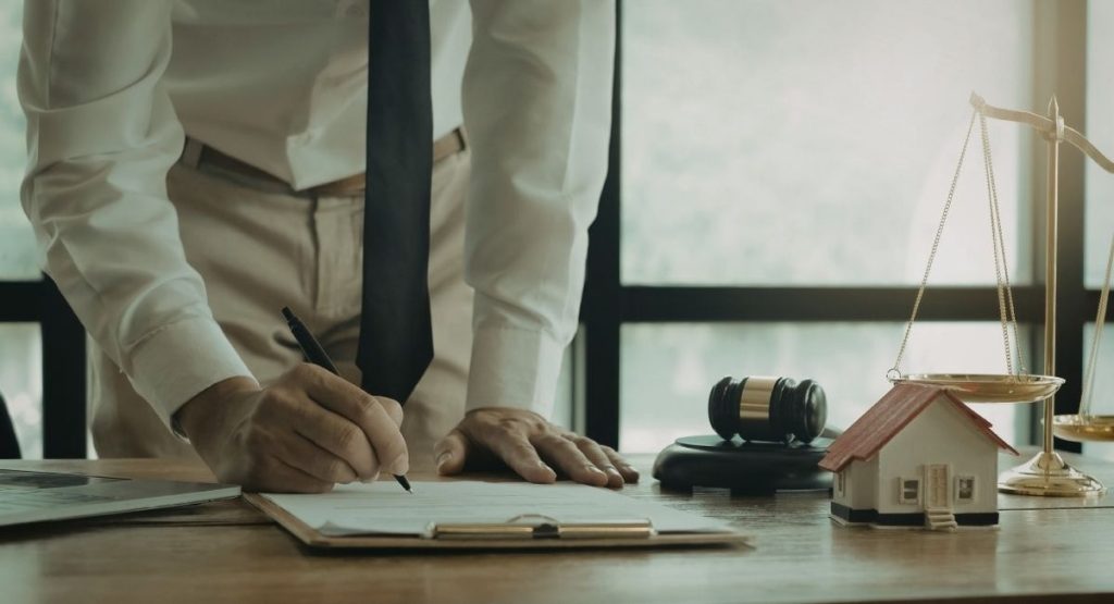 Avocat examinant des documents juridiques commerciaux
