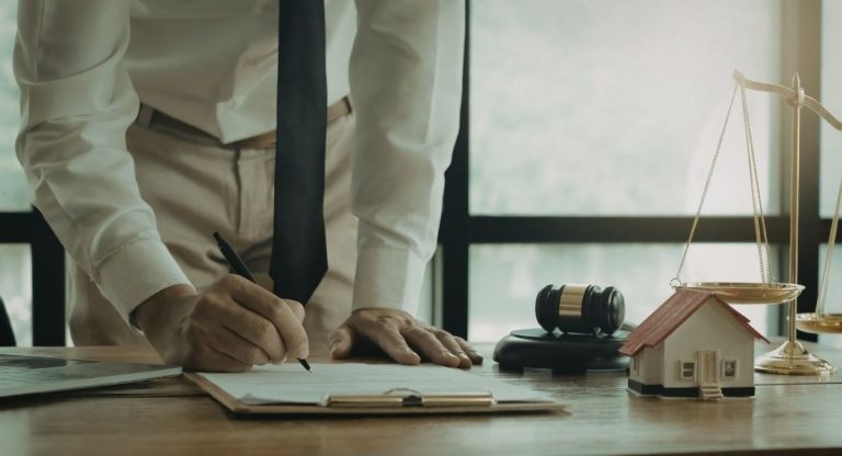 Avocat examinant des documents juridiques commerciaux