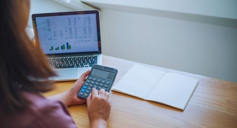 Femme consultant des relevés et factures sur un relevé bancaire