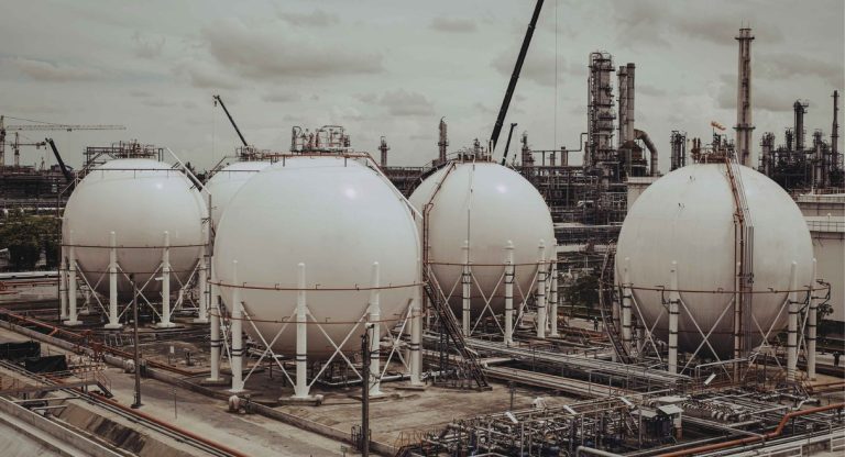 Installation industrielle avec grands réservoirs de stockage de gaz illustrant Air Liquide