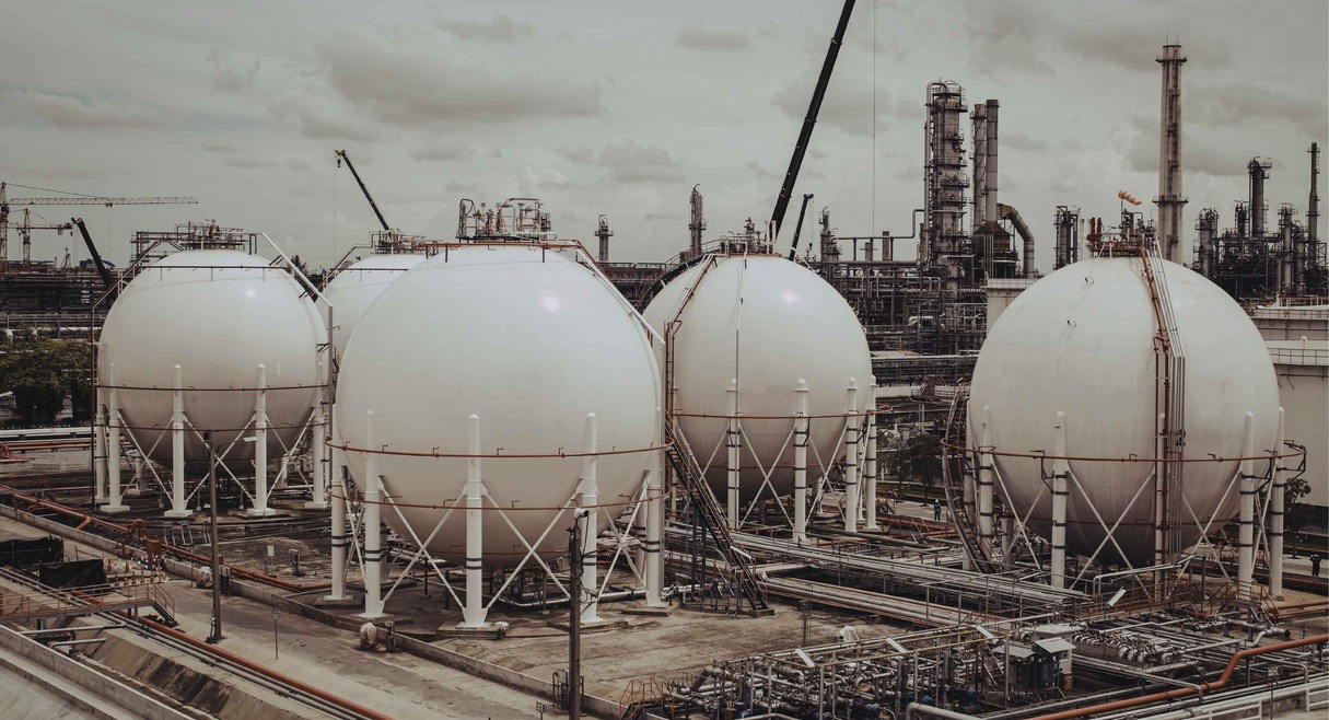 Installation industrielle avec grands réservoirs de stockage de gaz illustrant Air Liquide