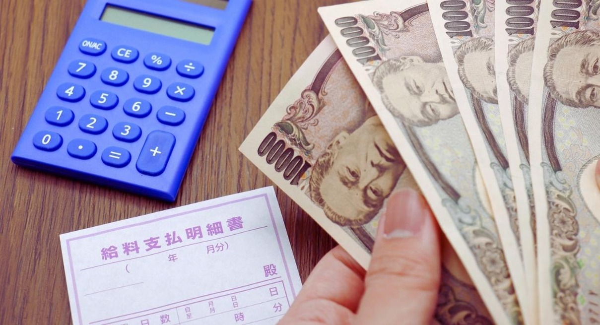 Fiche de salaire avec calculatrice et billets pour calcul de salaire brut net