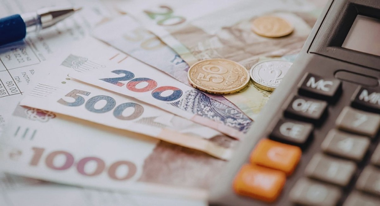 Billets euros et pièces avec calculatrice et documents pour planification financière