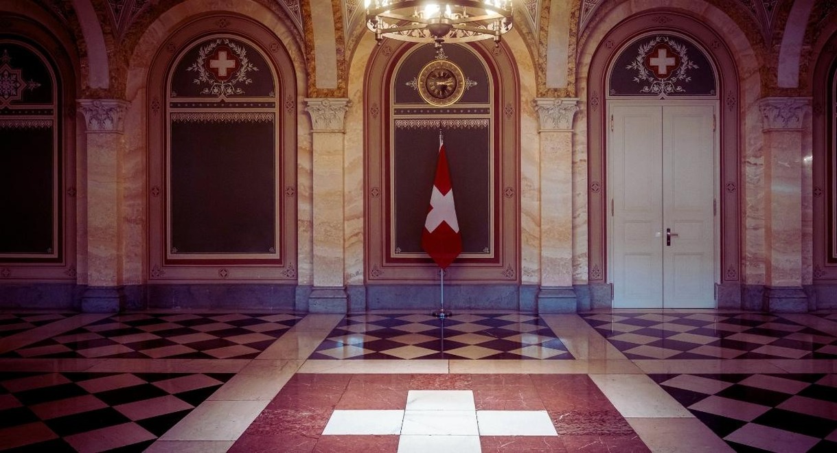Intérieur d'une salle de parlement avec drapeau symbolisant le mandat d'un député