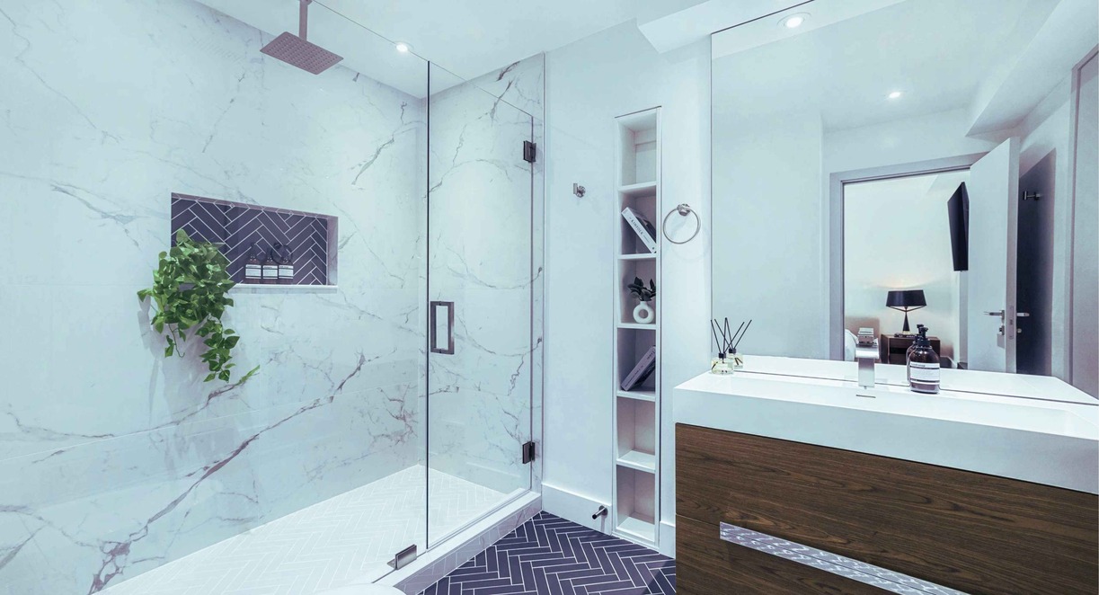 Salle de bain luxueuse avec paroi en verre et finitions modernes