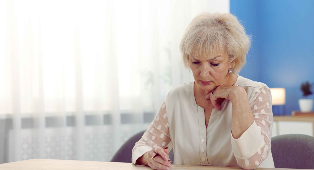 Femme signant un testament de succession et d'usufruit au bureau