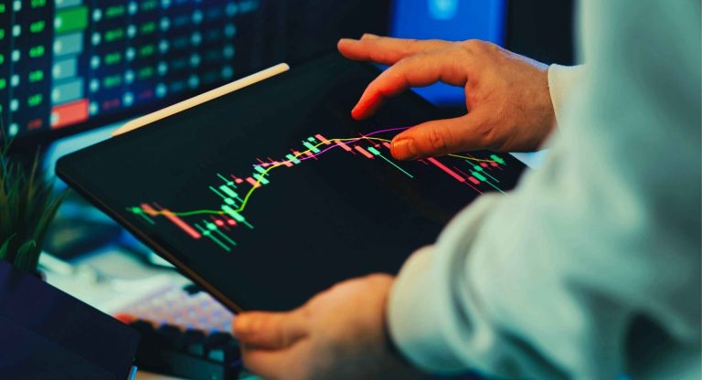 Trader analysant les tendances du marché financier sur tablette