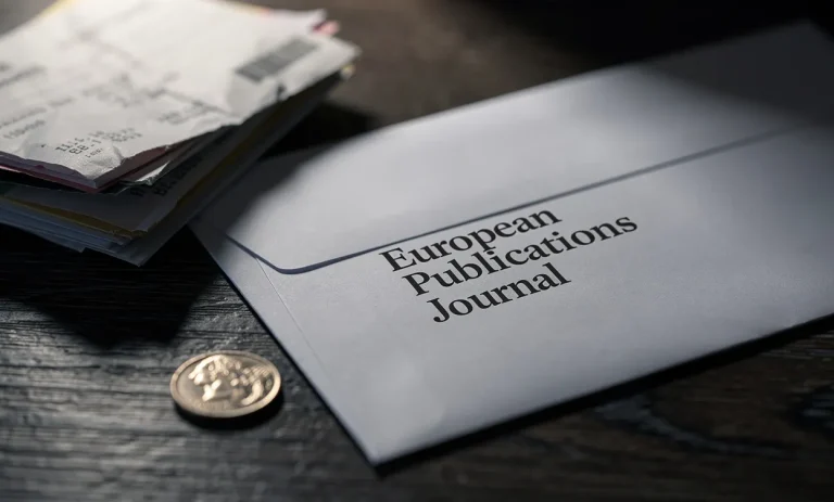 Une enveloppe officielle marquée "European Publications Journal" repose sur un bureau sombre près de factures et d'une pièce de monnaie.