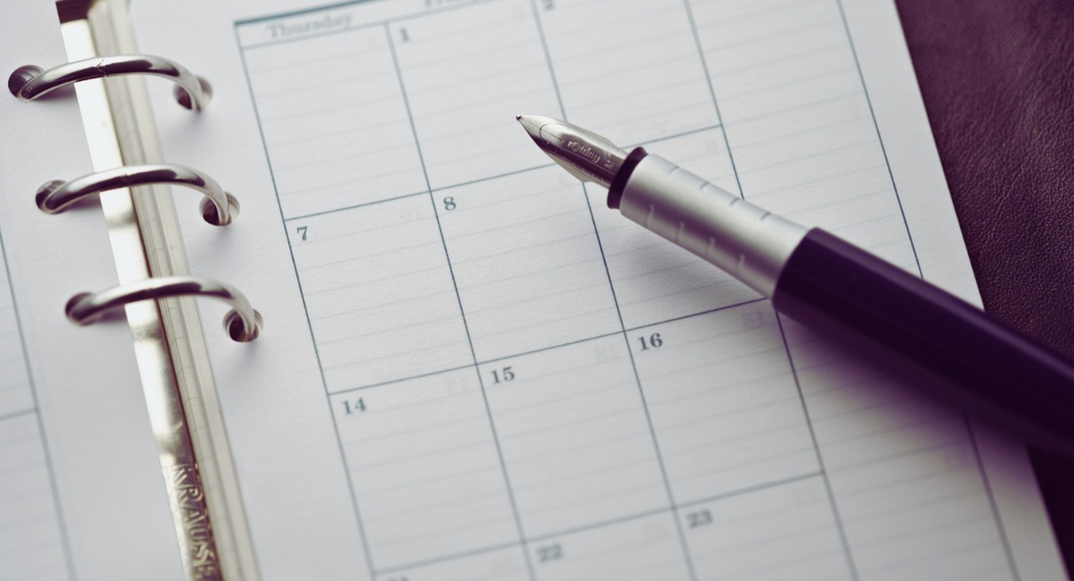 Agenda hebdomadaire ouvert avec un stylo plume