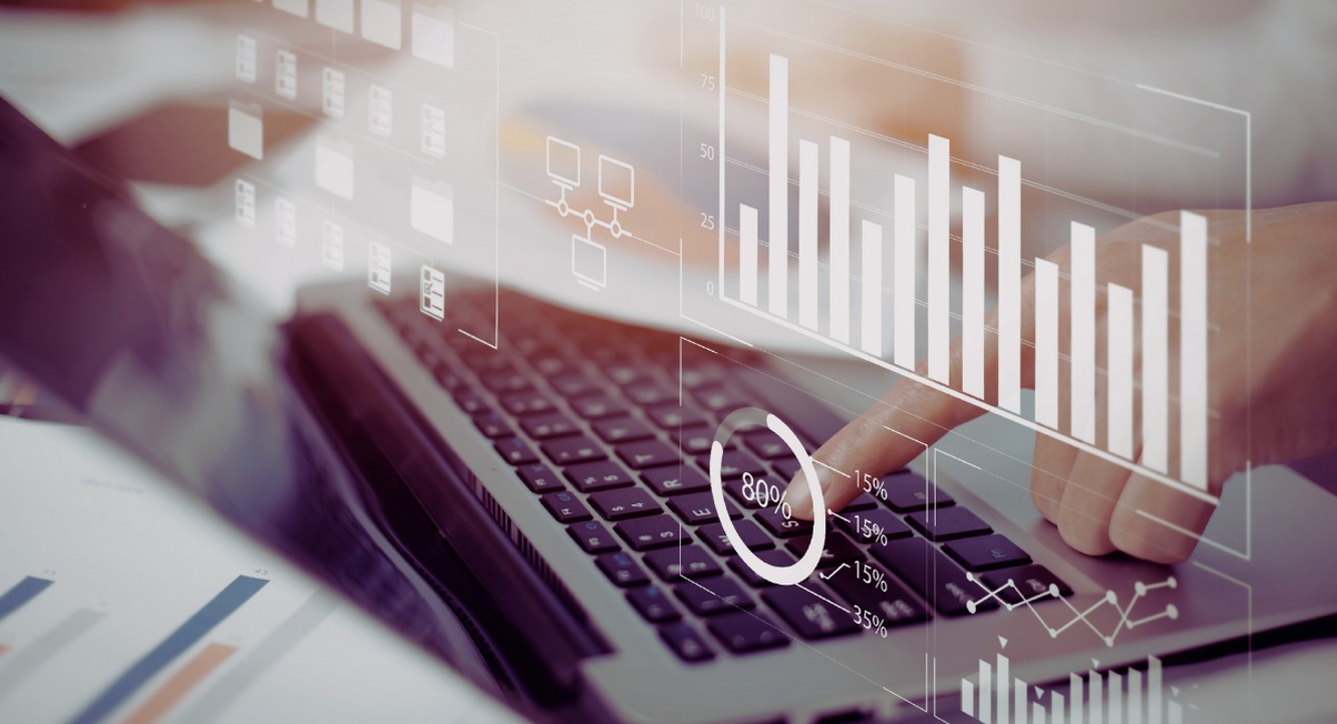 Mains sur un clavier avec superposition de graphiques et données statistiques