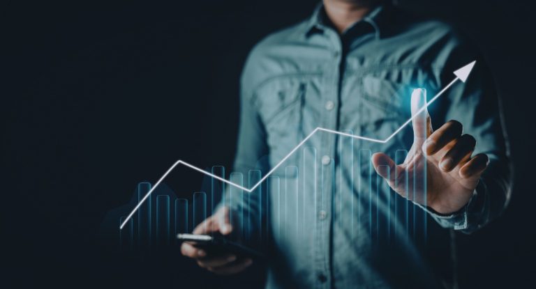 Professionnel pointant un graphique de croissance financière avec flèche montante