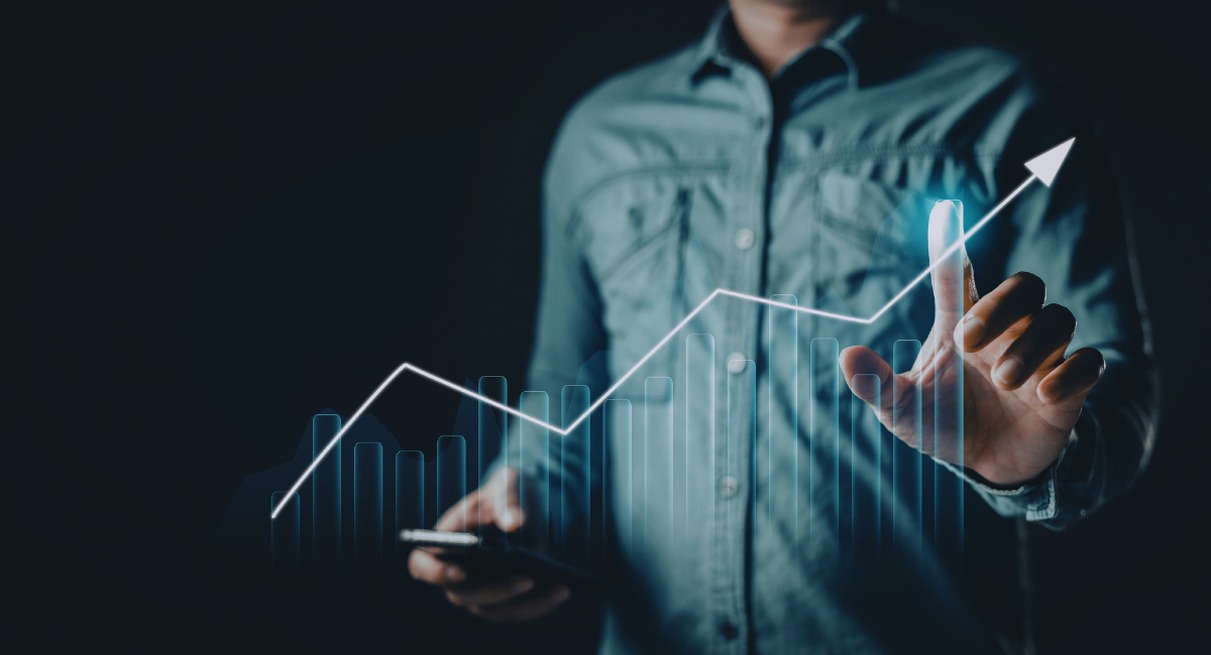 Professionnel pointant un graphique de croissance financière avec flèche montante