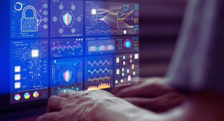 Personne utilisant un ordinateur avec plusieurs panneaux de dashboard analytique colorés