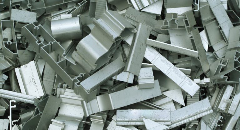 Tas de morceaux de métal et ferraille entassés prêts au recyclage
