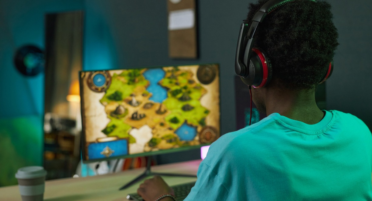 Gamer avec casque jouant à un jeu vidéo RPG en ligne sur grand écran