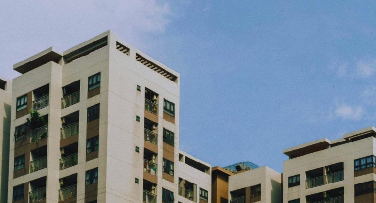 Façade d'immeubles résidentiels sous un ciel bleu