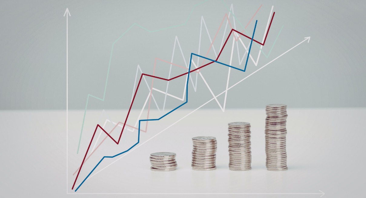 Graphiques de croissance financière avec piles de pièces symbolisant un investissement rentable