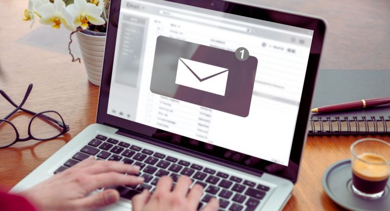 Ordinateur portable affichant une interface de messagerie avec notification d'email