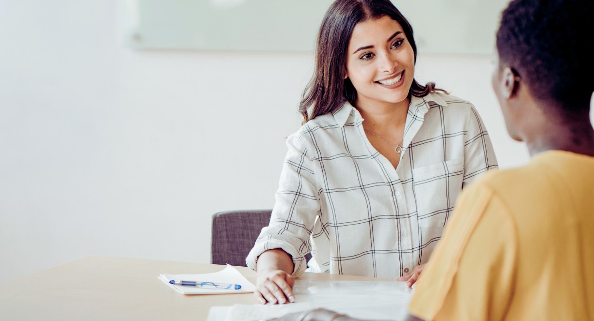 Entretien professionnel entre deux personnes pour un poste métier dans un bureau