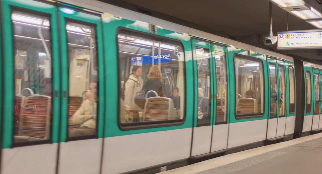 Rame de métro parisien ligne 1 en station avec voyageurs