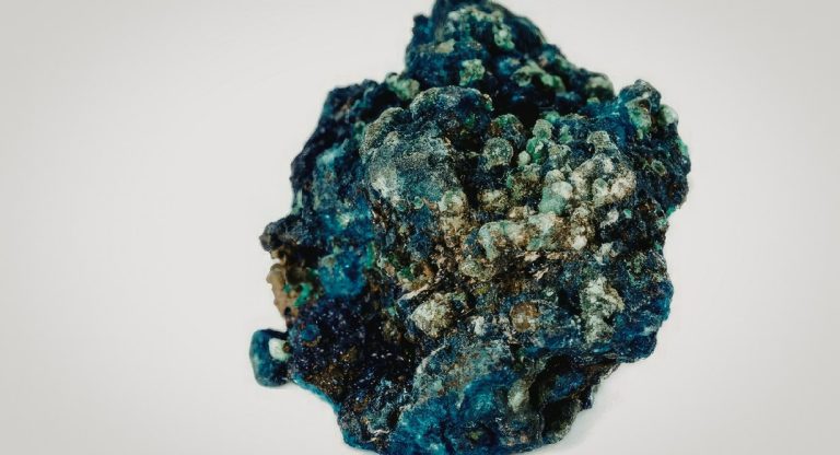 Spécimen de minéral bleu-vert brillant sur fond clair