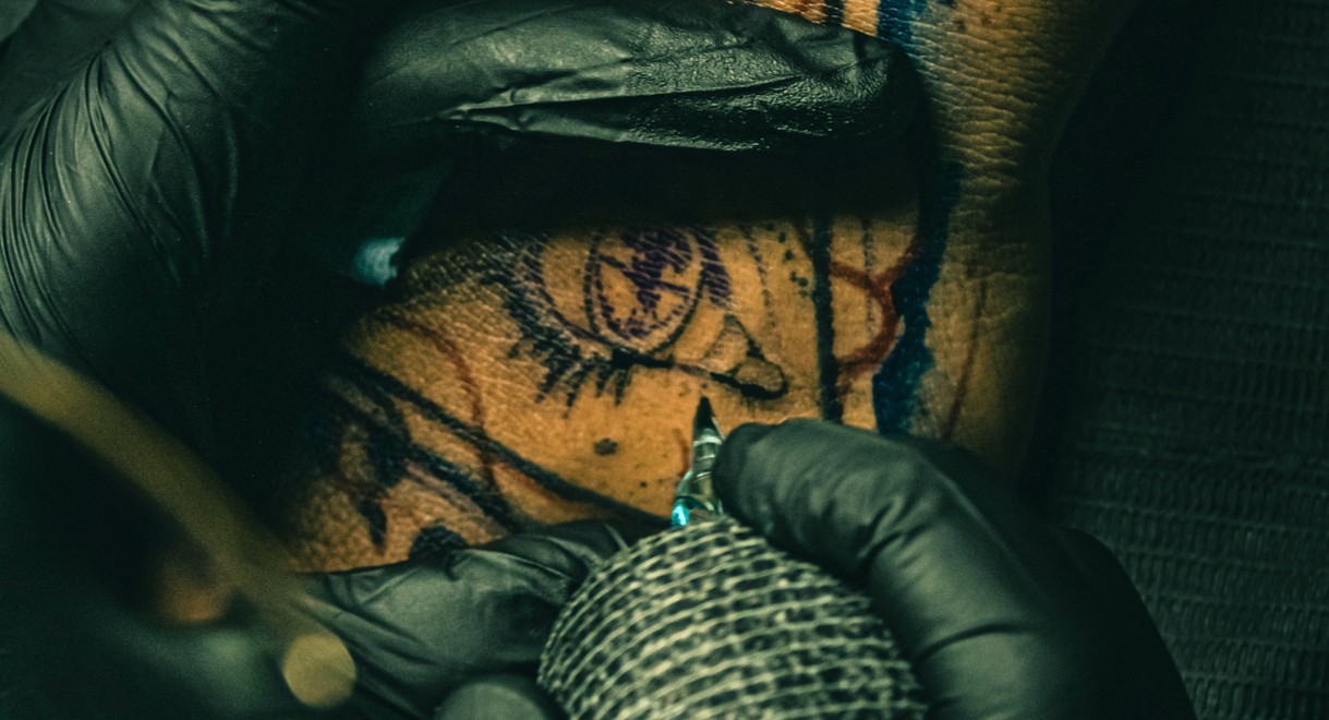Tatoueur realisant un tatouage sur la peau d un client