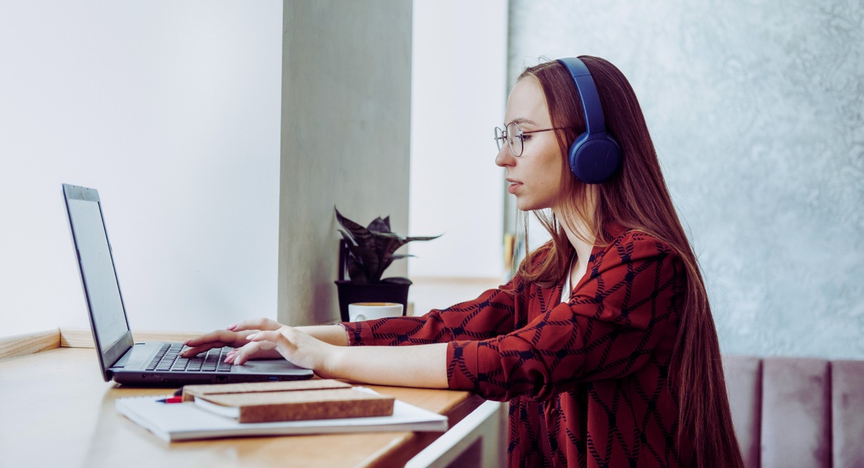 Personne travaillant a temps partiel sur un ordinateur portable
