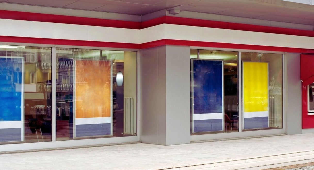 Façade vitrée d'une agence bancaire avec enseigne colorée