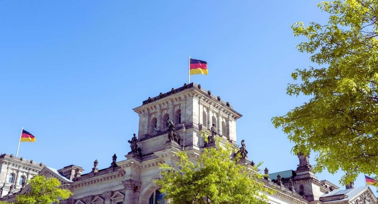 Batiment institutionnel allemand avec drapeaux flottant au sommet