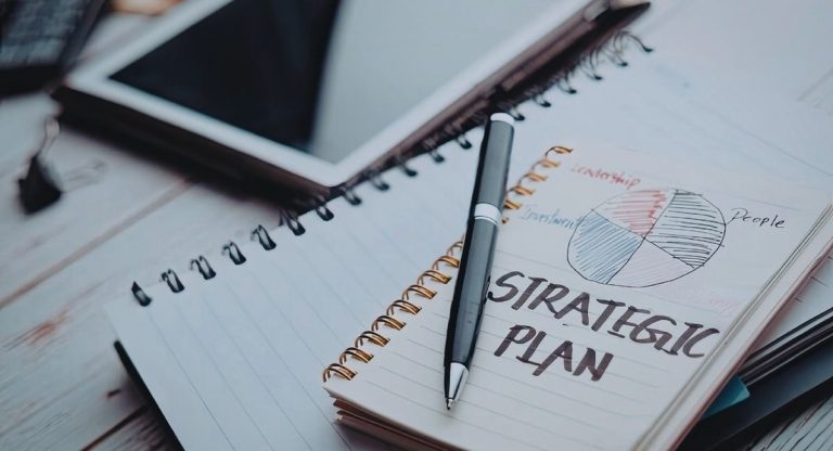 Carnet de notes avec plan stratégique manuscrit et diagramme sur un bureau