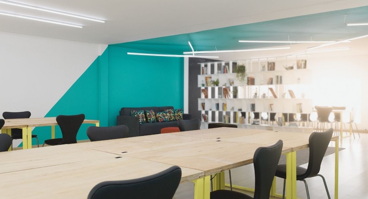 Espace de coworking moderne et coloré avec tables et chaises partagées