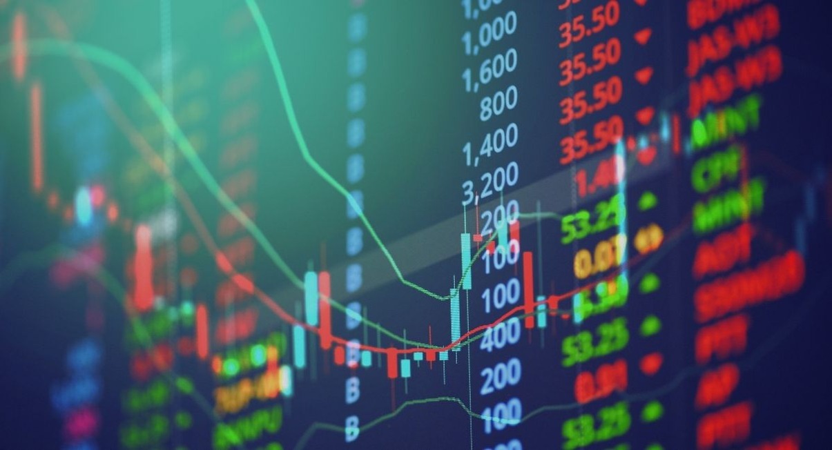 Ecran affichant un graphique boursier avec cours et tendances de marche