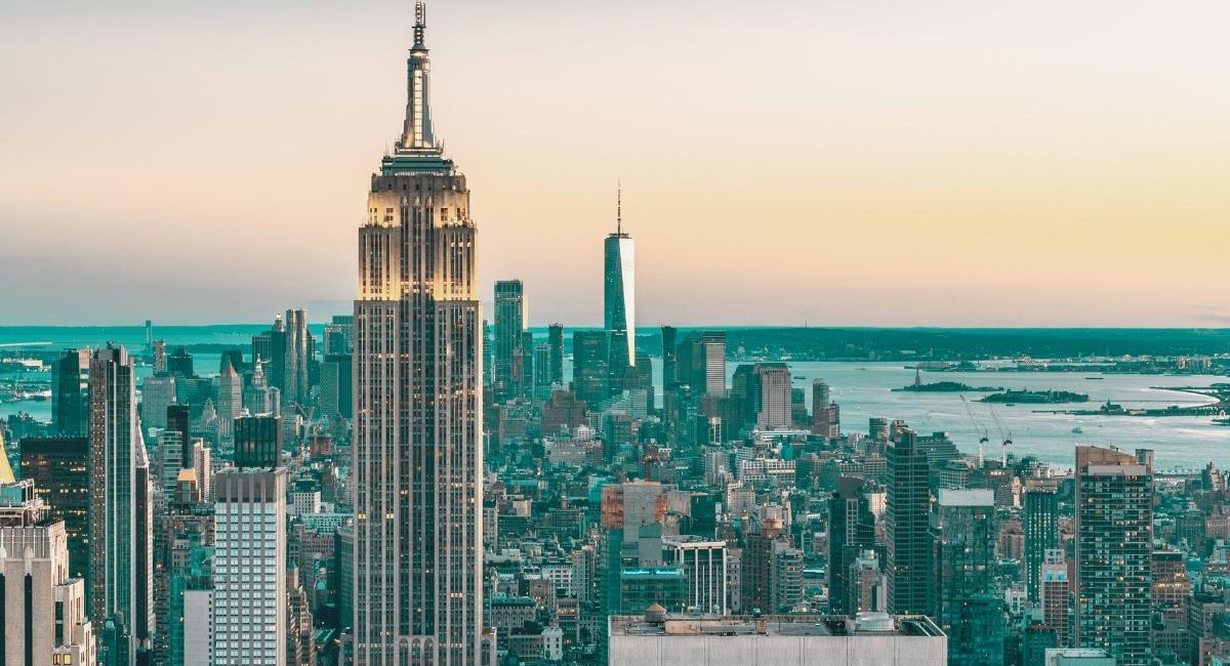 Vue panoramique des gratte-ciels de New York au coucher du soleil